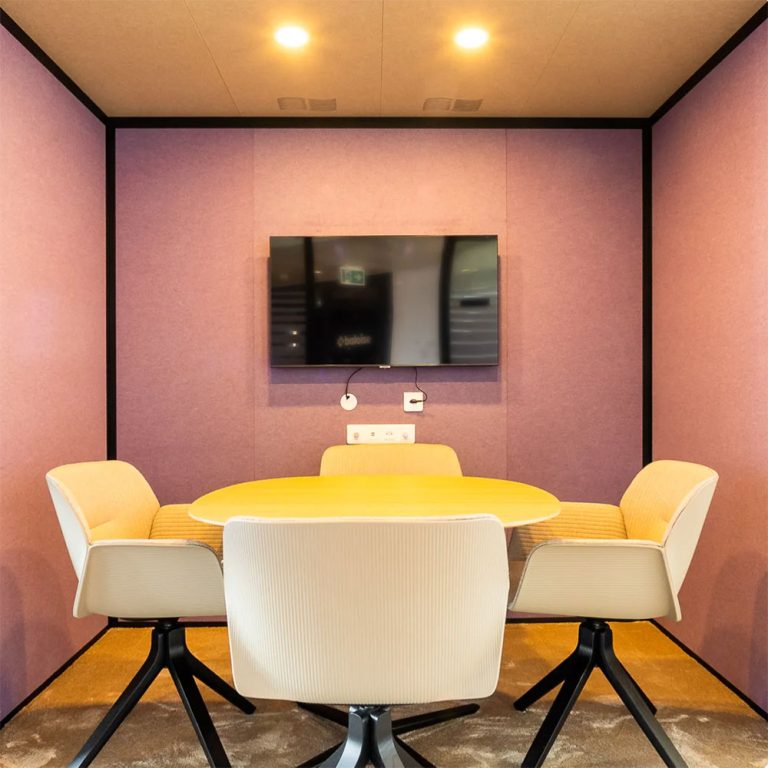 Salle de réunion avec murs acoustiques et plafond bois